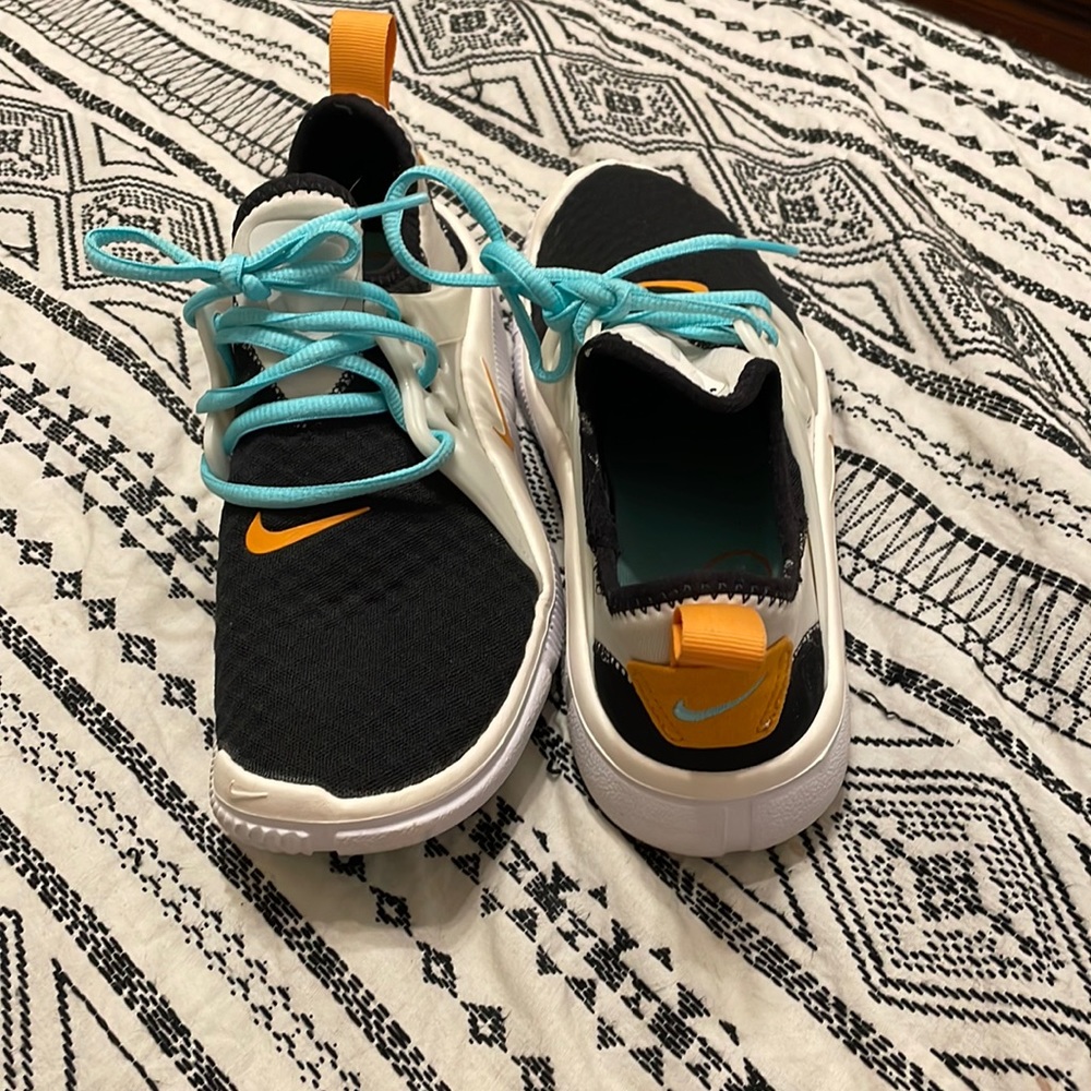 Nike Womens Alcame sneaker. EUC. Only worn twice. Size 6 womens.
